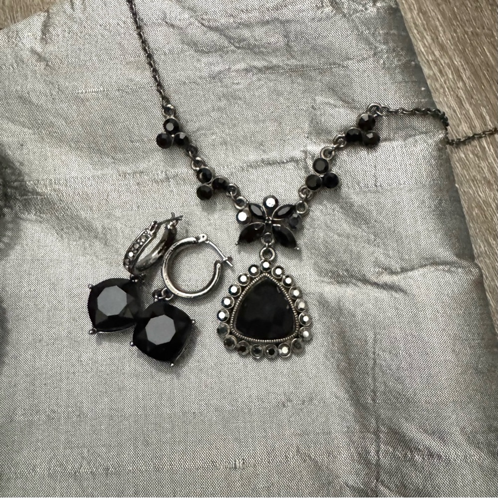 Vintage Y2K Black Necklace and Earring Set - Sparkly!
